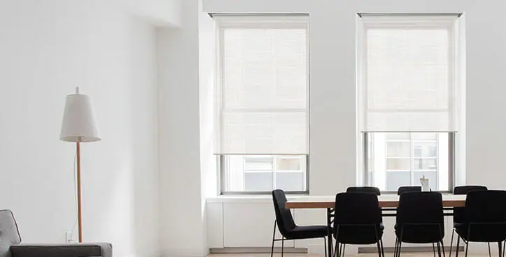 Nuestro método profesional de limpieza segura de cortinas roller de forma no agresiva