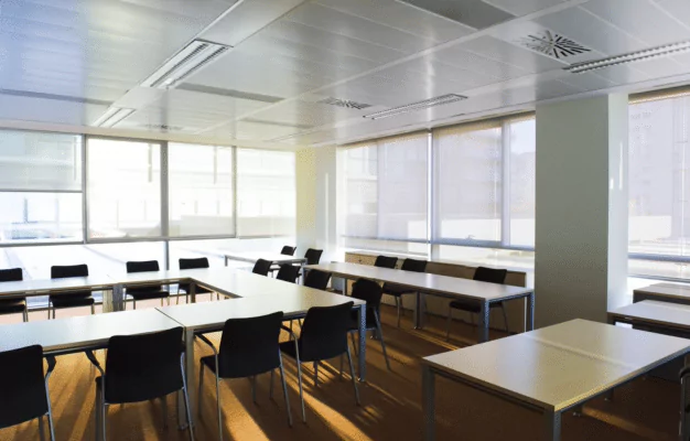 Por qué limpiar tus cortinas roller traslúcidas de manera profesional