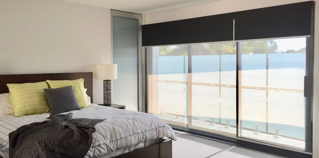 Qué significa “limpieza profunda” en cortinas roller