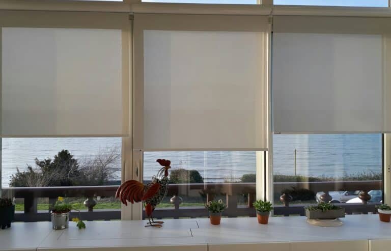 Beneficios Específicos del Lavado Profesional de cortinas roller en Breña